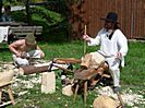 Man hat uns gezeigt, wie man Holz bearbeitet