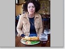 Marie-Luise geniet Fish & Chips in der St. James Tavern