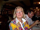 Karin, umschwrmt und verehrt von der Mnnerrunde